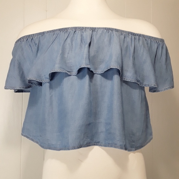 Haute Monde Tops - NWT Off shoulder ruffle crop top size extra large